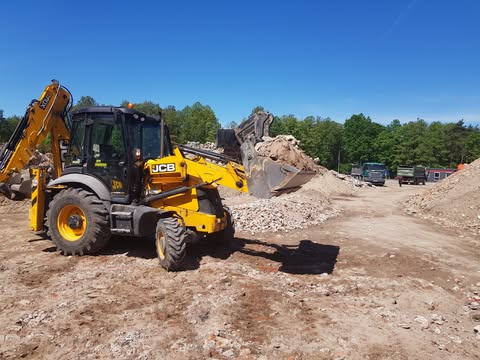 Koparko-ładowarka JCB w pracy — usługi ziemne łódzkie