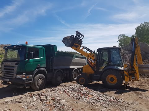 Koparko-ładowarka JCB i wywrotka Scania — Dariusz Olczak transport ziemny