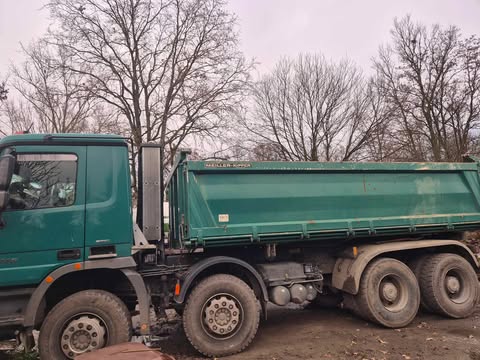 Wywrotka 4-osiowa Scania — transport materiałów budowlanych