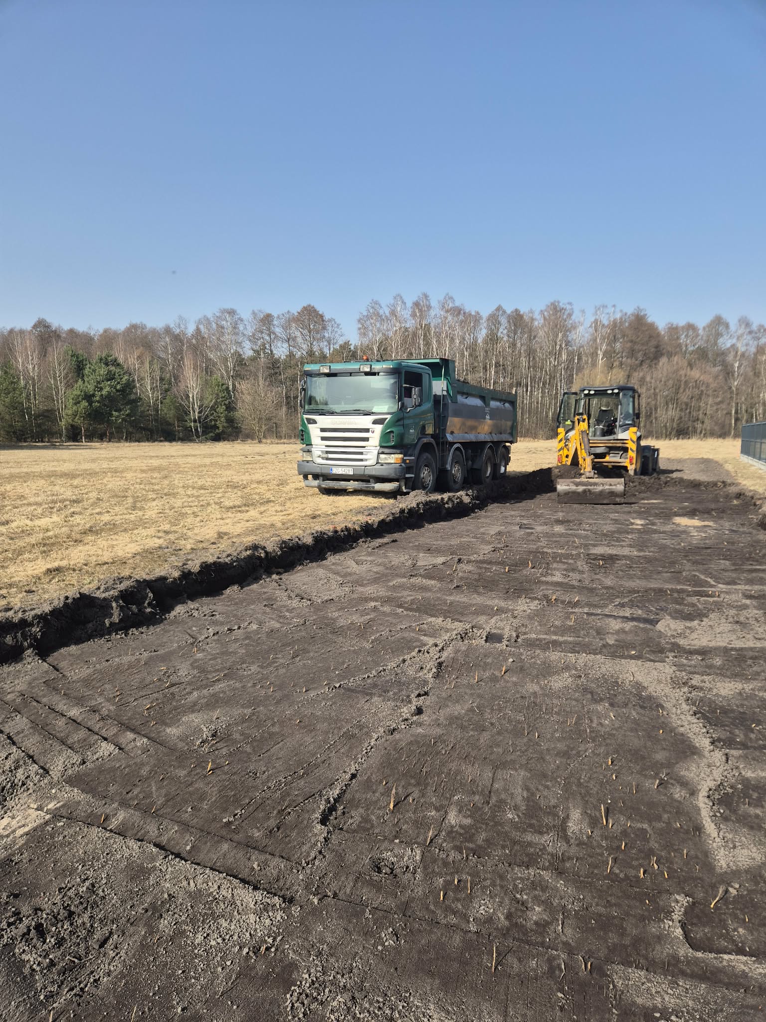 Niwelacja terenu wywrotką i ładowarką — okolice Zgierza