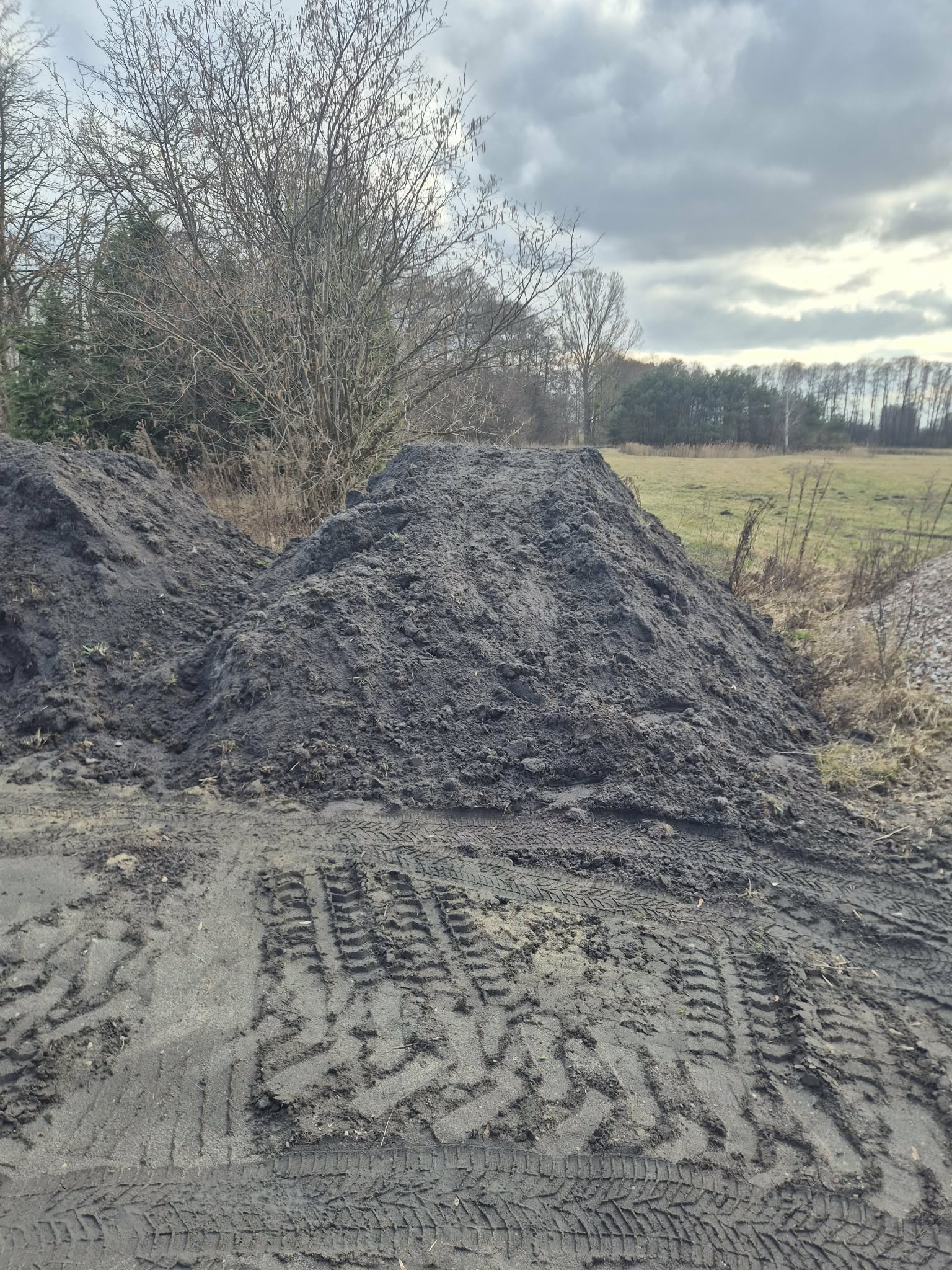 Hałda ziemi na placu budowy — ziemia ogrodowa Zgierz